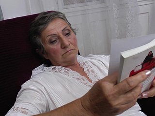 Bà già dâm đãng này thủ dâm mỗi ngày trong tuần