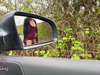 親友のMILFママが車の中で私を犯した