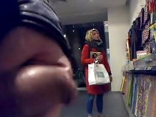 Intermitente mi pene a chica bonita en una tienda