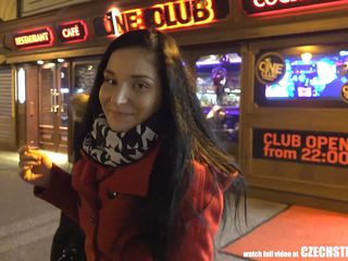 Sama sekali tidak ada penapisan dan sudah tentu tiada fiksyen. Ini adalah jalan-jalan Czech sebenar. kanak-kanak perempuan Czech bersedia untuk melakukan apa-apa yang benar-benar