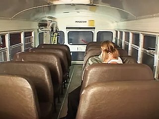 Le bus flood l'école se transforme en un lieu de péché et d'orgasme !!!