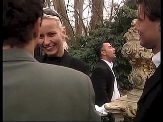 Een lekkere blowjob op de bruiloft tussen de gasten