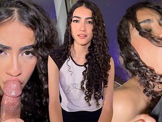 Hermosa latina de 18 años graba nerviosamente su abecedarium sextape para su perfil.