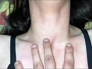 Seorang gadis maghribi yang cantik membiarkan pasangannya menidurinya dengan timun