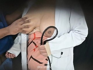 सेक्सी डॉक्टर मरीज के लिंग की जाँच कर रही है