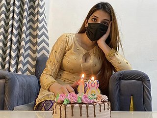 Chị gái tặng món quà sinh nhật tuyệt vời nhất cho anh trai cùng cha khác mẹ.