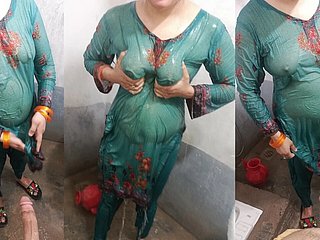 Tôi chơi đùa cùng cô vợ nóng bỏng của mình trong phòng tắm thật gợi cảm