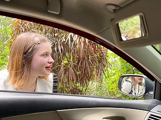 Aluna pequena me pediu uma carona então eu transei com ela no carro