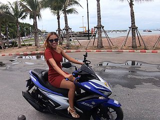 Tajska dziewczyna jeździ na motocyklu i uprawia seks w domu