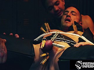 عاهرة فرعية ديريك كيج خاضعة لسيطرة لذيذة من قبل هانكس وكريم
