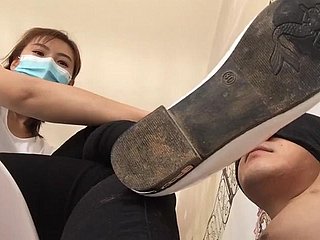 Tunduklah sepenuhnya pada pengalaman femdom Asia terunggul saat dominatrix Tiongkok dan Jepang yang perkasa menegaskan kendali absolut mereka atas budak laki-laki yang rela. Wanita-wanita menakjubkan ini menggunakan cambuk, pecut, dan tali pengikat dengan presisi ahli, meninggalkan bekas merah di kulit telanjang sebagai hukuman atas ketidaktaatan. Saksikan saat mereka mengikat subjek mereka dengan ikatan tali yang rumit, membatasi gerakan sambil menggoda penis yang terbuka dengan sentuhan ringan yang membuat mereka gila dengan hasrat yang tak tertahankan. Para dominatrix memaksa budak mereka untuk menyembah kaki mereka yang lembut, menjilat tumit Rather playboy hingga bersih, dan memuaskan vagina mereka melalui penutup mulut yang membatasi. Aksi talisman ekstrem ini termasuk penjepitan puting, penghancuran testis, dan penolakan orgasme paksa yang mendorong batas-batas pertukaran kekuasaan dan penghinaan erotis hingga batas absolutnya.