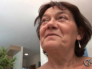 75歳のリヴィアのしわだらけの体は、2人の筋肉質の男が彼女の華奢な体の上にそびえ立つのを見て、期待に震えている。銀色の髪は彼らの若々しい活力と対照的で、熟練した手が彼らの岩のように硬い腹筋と脈打つ勃起を熱心に探っている。この老女の何十年にもわたる性的な熟練は、彼女が2本の立派なペニスを同時に撫でながら、1本ずつディープスロートすることで輝いている。リヴィアの垂れ下がった胸は激しく揺れ、彼女はダブルペネトレーションを受ける体勢になり、彼女の老いた膣は欲望で濡れ、若いペニスが彼女の放置された2つの穴に突き刺さり、このおばあちゃんは恍惚のうめき声を上げ、2人の男が彼女の顔に熱い精液をかけるまで続く。