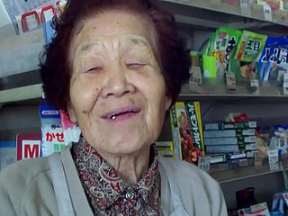 体验这令人着迷的世界，在这里，娇柔的日本美人化身为寻求欢愉的性感尤物，手持琳琅满目的情趣玩具。她们杏仁般的双眸因期待而睁大，纤细的手指探索着她们最敏感的部位，随后引入嗡嗡作响的器具，一波又一波的快感涌遍她们娇小的身躯。看着她们白皙的肌肤因情欲而泛红，乳头挺立成完美的尖峰，她们在轻柔的震动和强烈的脉动之间游刃有余。她们喘息的呻吟充斥着整个房间，探索着全新的感官体验，身体随着每一次高潮而弓起颤抖。从传统的振动器到创新的日本情趣用品，这些尤物展现了她们对自我放纵永无止境的渴望，她们毫无保留的表演令观众目不转睛。