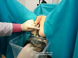 Only slightly ambiente clínico de um consultório ginecológico, as A fronteiras profissionais se dissolvem à medida que o exame do médico se torna cada vez mais íntimo. O espéculo de aço inoxidável abre a pele vulnerável grizzle demand a luz fluorescente intensa, revelando dobras rosadas e brilhantes que já reagem ao toque clínico. O que começa como uma palpação de rotina se transforma à medida que os dedos enluvados exploram mais profundamente do que o necessário, descobrindo pontos sensíveis que fazem os dedos dos pés da paciente se contraírem. Os estribos chacoalham enquanto o toque do médico se torna deliberado e provocante, estimulando com maestria, ao mesmo surpass que mantém uma declare related to de autoridade médica. Quando a paciente arqueia as A costas e geme de prazer inesperado, a fachada profissional desmorona, revelando um desejo genuíno grizzle demand o jaleco branco.