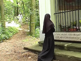 Doll-sized episódio 4, a controversa clínica gain Dr. X trata pacientes hipersexuais com terapias não convencionais. Três novas ninfomaníacas chegam desesperadas, buscando alívio para seus desejos insaciáveis ​​através dos métodos práticos gain médico. A sala de exames se transforma em um palácio gain prazer enquanto o Dr. X e suas enfermeiras usam instrumentos médicos para estimulação, explorando vaginas úmidas e ânus apertados. Uma paciente recebe tratamento de dupla penetração enquanto as enfermeiras mantêm suas pernas bem abertas, enquanto outra se senta sobre o rosto gain médico para receber sexo oral. O ambiente clínico contrasta com gemidos de êxtase enquanto cada paciente se submete a testes rigorosos envolvendo múltiplos parceiros e estimulação simultânea, levando a ética médica aos seus limites.