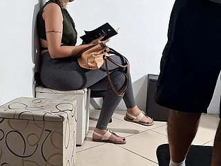 A atmosfera clínica da sala de espera se transforma quando um paciente ousado se expõe à assistente dentária curvilínea enquanto ela busca a papelada. Seu choque inicial rapidamente dá lugar à curiosidade quando ela, sem cerimônia, agarra seu grosso pênis com dedos impecavelmente cuidados. O risco de serem descobertos aumenta a excitação de ambos enquanto ela acaricia habilmente seu membro rígido, usando o pretexto de ajustar algum equipamento para disfarçar a atividade ilícita. O brilho de sua aliança de casamento capta a luz enquanto ela o satisfaz a poucos metros de pacientes desavisados, criando um encontro repleto de adrenalina que ultrapassa os limites da conduta profissional.