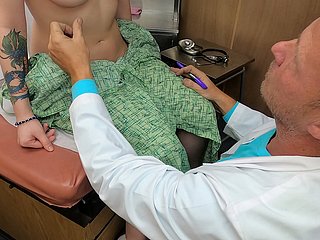 著名乳腺专家斯嘉丽·约翰逊博士正在为一位紧张的病人演示高级检查技巧。斯嘉丽动作娴熟，手指在乳晕周围画着圈，轻捏乳头测试敏感度，并检查皮下是否有可疑肿块。她专业的态度掩盖了明显的兴奋，示范着正确的自我检查方法，并在特别敏感的部位停留了比必要时间更长的时间。当斯嘉丽温暖的手掌深深按压在乳房组织上时，病人的呼吸变得急促起来，她的拇指在临床检查的间隙轻柔地抚摸着坚挺的乳头。观看她演示多种姿势和技巧，一边讲解定期检查的重要性，一边用充满感官刺激的精准手法探索乳房的每一个象限。这场教育性的演示逐渐演变成对女性解剖结构的私密探索，特写镜头展现了检查过程的每一个细节。