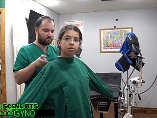 安吉尔·拉米拉兹主演的这部令人震惊的医疗恋物癖杰作，将例行检查演变成极端的肛门支配。目睹安吉尔屈从于屈辱的前列腺检查、睾丸折磨和侵入性直肠手术，这些手术将她逼至极限。诊所的环境更强化了这种体验，匿名医护人员用越来越大的器械探索她身体的每一寸肌肤，撑开她紧致的直肠。她的尖叫声回荡在无菌的检查室里，她同时体验着快感和痛苦，冰冷的金属器械和粗糙的手探入她最敏感的部位，令她浑身颤抖。