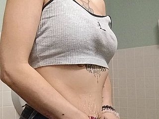 激情碰撞达到高潮，快感如潮水般涌遍全身。她弓起背离开床面，脚趾蜷缩，喉咙里发出低沉的呻吟，阴道紧紧包裹着仍在抽插的阴茎。最后一次深插将她推向极限，滚烫的精液喷涌而出。两人交缠在一起，在激烈交合后的余韵中喘息片刻。随后，她带着满足的微笑，依依不舍地分开，精液已开始顺着大腿缓缓流淌。她从地上捡起褪色的蓝色牛仔裤，拉到闪闪发光的双腿上。牛仔布紧贴着敏感的肌肤，仿佛在期待着下一次的缠绵。高潮过后，她再次拉起牛仔裤。