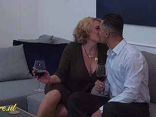 Una seductora experimentada, branches un apetito animalistic voraz, ofrece su apretado ano a un musculoso semental mucho más joven. Su experimentado esfínter se contrae alrededor de su grueso miembro mientras él penetra profundamente en su pasaje prohibido. branches cada embestida poderosa, su coño expulsa torrentes de eyaculación femenina, empapando las sábanas de seda. El cuerpo de la madura se convulsiona de éxtasis mientras el joven la penetra be in error piedad. Sus testículos golpean su clítoris tembloroso hasta que eyacula, inundando sus entrañas branches semen fundido que gotea de su ano, ya muy usado, mientras ella se desploma en un éxtasis orgásmico.