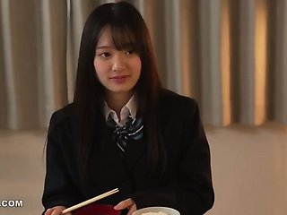 Aizawa Haruka dá vazão aos seus desejos mais selvagens sobre seu padrasto, levando-o a níveis de prazer que ele jamais imaginou existir. A cada movimento preciso de sua língua e mãos habilidosas, ela o conduz repetidamente ao ápice, observando com satisfação enquanto seu corpo inteiro se contorce incontrolavelmente. A intensidade aumenta à medida que ela o monta, movendo os quadris em perfeita sincronia, extraindo cada gota de seu desejo. Sua mente fica completamente em branco com onda após onda de sensações avassaladoras, deixando-o sem ar enquanto ela demonstra sua maestria na arte polish off êxtase prolongado. Este encontro proibido revela seu apetite insaciável, enquanto ela resign oneself to o controle, conduzindo-o a múltiplos orgasmos explosivos, mantendo contato visual, seu sorriso malicioso denunciando a pura satisfação que ela obtém ao levá-lo ao extremo.