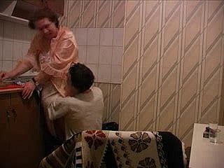 Granny é fodida na cozinha por seu jovem amante