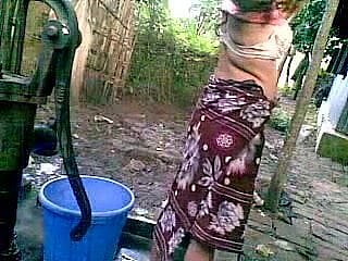 Desi Village Unshaded dengan titties Obese Mengambil Bath dalam Awam