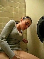 floor fille medallion l'orgasme dans les toilettes !!!