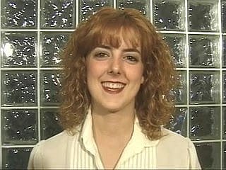 Redhead si spoglia e si accarezza le prayer tette e figa