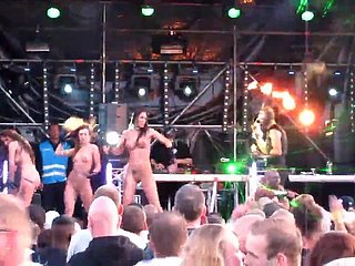 naakt op het rostrum gogo meisjes op rave-techno pact 2