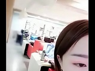 为了 以后 能 在 网吧 直播 居然 色诱 保安 到 值班室 啪啪 干完 用 口罩 擦 内 射