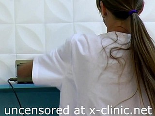 انگیز gyno کلینک میں نوجوان لڑکیوں امتحانات