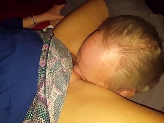 CUCK和妻子舔Bullfriend在一起