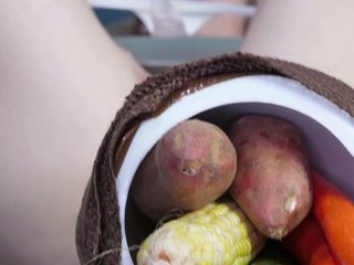 Submisso prostituta com naturalmente pálido mamas ganha seu bichano recheada com legumes