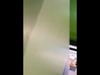 【场 跑到 国旗 台上 掰开 裙 下 的 很多 分泌物 的 骚 逼, 一路 走到 楼梯 间 里 【[[[免费 大 秀 约 炮 平台 软件