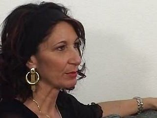 tesão retro italiano Milf está espiando loira titillating vestida com meias brancas