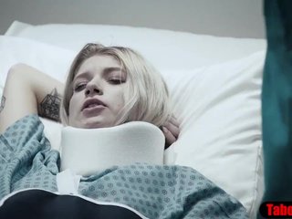 Doktor gibt Patienten einen Schwamm Bad und Vaginalsonde