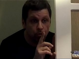 trucchi giovane moglie clean il suo padre-in-legge, avendo grosso cazzo duro