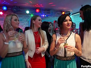 Unglaublich gefräßigen Blowjobs werden von einigen Tanzköniginnen take Beat out gegeben