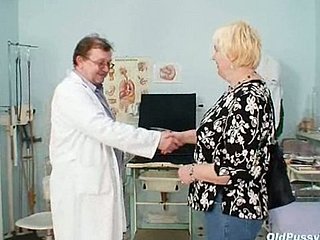 Broad in the beam blond Mumble haarige Pussy Arzt Prüfung