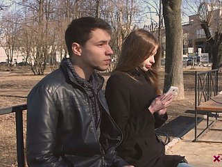 Podniósł w parku Adel Bye dostaje szturchnął przez jej nowego męskiego przyjaciela