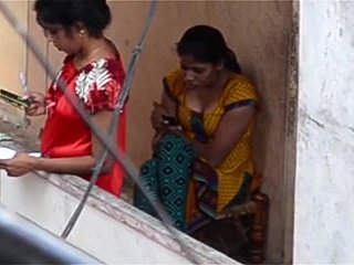 voyeur Desi sur le balcon