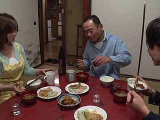 Perempuan Cutest dari Jepun membolehkan lelaki itu untuk mengambil melihat pada buah dada dia